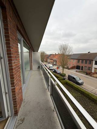 Gerenoveerd app met 3 slaapkamers, autostaanplaats en berging. Ruim en volledig gerenoveerd appartement te huur, gelegen op de 2de verdieping...