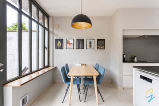 <p>Te koop te Zele!<br />Gelegen in het hart van Zele bevindt zich deze prachtig afgewerkte woning waar ruimte, comfort en energiezuinig wonen centraal staan. Dankzij de hoogwaardige afwerking, de aanwezigheid van maar liefst 30 zonnepanelen, 3lucht/lucht airco's en een binnenzwembad met warmtepomp, biedt deze eigendom een uitzonderlijke woonervaring.<br />Bij het betreden van de woning komt u binnen via de ruime garage waar perfect een grote wagen kan geplaatst worden. Alsook is er veel opslagruimte in de garage. Vanuit de garage heeft u rechtstreeks toegang tot de inkomhal. Verder leidt de woning u naar de lichtrijke leefruimte die dankzij de grote raampartijen baadt in natuurlijk licht en een aangename connectie creëert met de tuin. Aansluitend bevindt zich de volledig geïnstalleerde keuken, die eveneens geniet van een mooi zicht op het groen achteraan de woning.<br />De tuin vormt een echte meerwaarde voor wie op zoek is naar rust en privacy. Hier kan u in alle stilte genieten van de groene omgeving en het aangename buitengevoel.<br />Op het gelijkvloers bevindt zich bovendien een exclusieve wellnessruimte met een indoor zwembad en douche. Het zwembad is uitgerust met een jetstream zodat u ook sportief kan zwemmen in eigen woning en kleedruimte. <br />De eerste verdieping is bereikbaar via zowel de trap als de lift, wat het wooncomfort aanzienlijk verhoogt. Hier bevinden zich twee ruime slaapkamers met ingebouwde kasten en badkamer voorzien van een douche in bad.<br />Ook de tweede verdieping kan bereikt worden met zowel lift als trap. Op deze verdieping zijn opnieuw twee volwaardige slaapkamers aanwezig evenals een tweede badkamer met douche. <br />Deze instapklare woning combineert luxe, ruimte en energiezuinigheid op een uitstekende ligging in het centrum van Zele en is ideaal voor wie comfortabel en duurzaam wil wonen met alle voorzieningen binnen handbereik.<br />Extra troeven: centraal stofzuigsysteem <br />contacteer collega bernhard voor meer informatie 0476 022 089 of bernhard@cornelis-goeman.be</p>