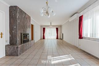Voor meer info en foto’s, surf naar www.swevers.be – Op een rustige locatie vlak bij het centrum van Zolder vind je deze instapklare, vrijstaande woning uit 1995 met een bewoonbare oppervlakte van 142 m². Dankzij de gelijkvloerse indeling, drie slaapkamers, ruime garage en extra opslagruimte biedt deze woning heel wat praktische mogelijkheden. De woonkamer en eetplaats vormen samen een aangename leefruimte van 30,40 m² en sluiten aan op de keuken van 11,70 m². Verder zijn er drie slaapkamers van 12 m², 12,25 m² en 6,30 m², een badkamer, apart gastentoilet en berging. Alle belangrijke woonfuncties bevinden zich op het gelijkvloers. Via een vaste trap bereik je de zolder, die mogelijkheden biedt voor een extra kamer, bureau of hobbyruimte. Daarnaast beschikt de woning over een kelder met aparte provisieruimte. De vrijstaande garage van circa 4,50 x 7,50 meter biedt plaats voor een wagen, fietsen en extra opslag. Doorheen de jaren werden verschillende vernieuwingen uitgevoerd, waaronder werken aan de veranda, woonkamer en airconditioning. De pvc-ramen zijn voorzien van hoogrendementsglas. Ook de ligging is praktisch: winkels, scholen, restaurants, openbaar vervoer en de snelweg bevinden zich op korte afstand. Het centrum van Zolder ligt op circa 1,5 km. Voor meer informatie, bel 011 255 155. Bron bewoonbare oppervlakte: EPC – verslag.