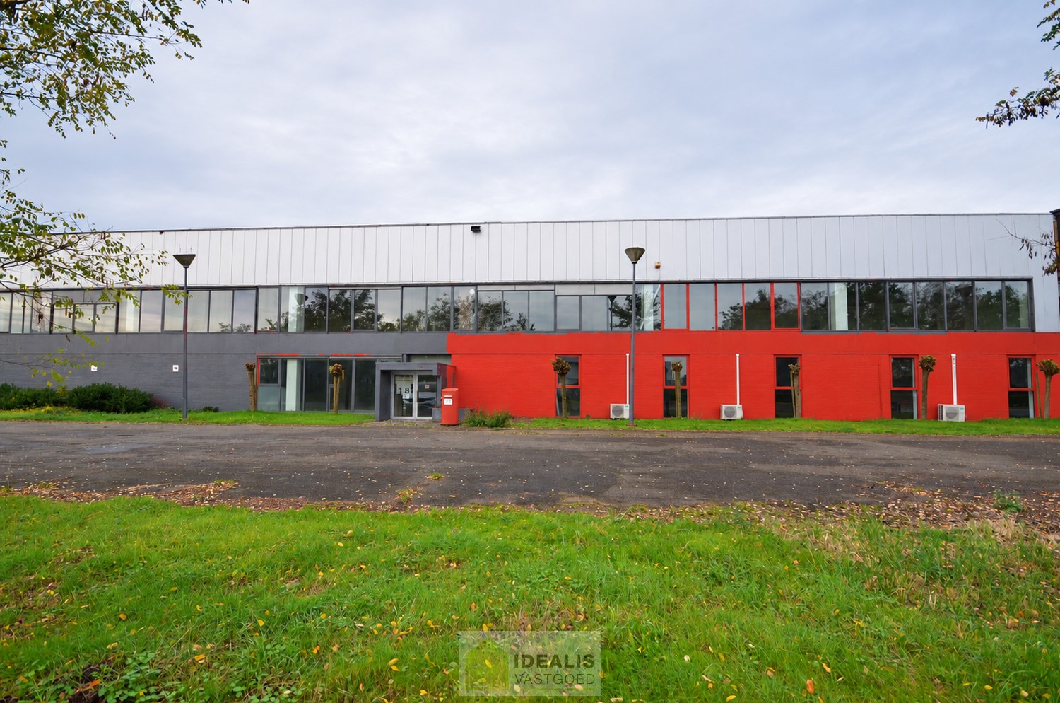IDEALIS VASTGOED - UITZONDERLIJK RUIME NOG AF TE WERKEN KANTOORRUIMTE VAN MAAR LIEFST 408 M² OP STRATEGISCHE LOCATIE IN INDUSTRIEZONE LANKLAAR MET ZEER RUIME PARKEERGELEGENHEID! – Deze kantoorruimte omvat de volledige eerste verdieping van een bedrijfsgeb - foto 4