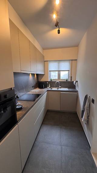 Appartement gelegen op het 1ste verdiep in een rustige doodlopende straat .<br />Overal voorzien van rolluiken.<br />De keuken is gerenoveerd in 2021 door Dovy.<br />De badkamer is sinds 2024 gerenoveerd ook de vloer in de gang is toen vernieuwd .<br />Er zijn 2 slaapkamers waarvan 1 grote en 1 kleine die nu als dressing / bergruimte wordt gebruikt .<br />Het aparte toilet is ook in 2024 gerenoveerd.<br />De garage is achter het appartement gelegen en heeft een elektrische sectionaalpoort .<br />Geen immokantoren aub.
