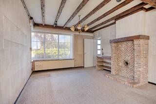 Wil je graag wonen in Zwijndrecht op een toplocatie, nabij verschillende invalswegen. <br />Lees dan zeker even verder.<br /><br />Je komt de woning binnen via de inkomhal, onder de trap zijn handige ingemaakte kasten voorzien.<br />De leefruimte sluit aan op de keuken en geeft eveneens toegang tot een eerste berging.<br />Via de keuken bereik je een tweede berging.<br />Verder is er op het gelijkvloers een apart toilet en een veranda die aansluit op de tuin.<br /><br />Op de eerste verdieping bevinden zich drie slaapkamers en de badkamer, voorzien van een ligbad, lavabomeubel en toilet.<br />De tweede verdieping biedt nog heel wat extra ruimte. Hier vind je een grote slaapkamer en twee bergruimtes.<br />Daarnaast is er nog een grote opbergzolder.<br /><br />De tuin beschikt over een tuinhuis en vormt een aangename buitenruimte.<br /><br />Als extra troeven zijn er rolluiken, een ruime garage en een grote oprit, wat zorgt voor voldoende parkeermogelijkheden.<br /><br />Bron bewoonbare oppervlakte : EPC - certificaat<br />Renovatieverplichting residentiële gebouwen van toepassing. Meer info: https://www.vlaanderen.be/een-huis-of-appartement-kopen/renovatieverplichting-voor-residentiele-gebouwen<br /><br />Een ruime woning met een praktische indeling, verschillende extra ruimtes en een fijne buitenomgeving. Zeker een bezoek waard!<br />Contacteer ons voor meer informatie of plan een bezoek en ontdek het potentieel van deze fijne woning. <br />Ben je ook van plan jouw eigendom te verkopen? Maak een afspraak voor een gratis schatting, wij maken er samen een succesverhaal van.<br /> 