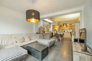 <p><span> </span></p><h2><span>Gezinswoning met 4 slaapkamers en EPC B </span></h2><p><span>Welkom in deze ruime en praktisch ingedeelde gezinswoning in Boom. Deze woning combineert een aangename leefruimte met </span><span>4 slaapkamers</span><span>, een gunstige energiescore en een onderhoudsvriendelijke tuin.</span></p><p><span>Bij het binnenkomen word je ontvangen in de inkomhal die toegang geeft tot de verschillende ruimtes op het gelijkvloers. Verder kom je in het ruime en open leefgedeelte, waar woon- en eetruimte mooi met elkaar verbonden zijn. De grote raampartijen aan de achterzijde zorgen voor een aangename lichtinval en versterken het ruimtelijke gevoel. De open keuken sluit harmonieus aan op de leefruimte en is volledig geïnstalleerd met verschillende ingebouwde toestellen, voldoende kastruimte en een praktisch kookeiland. Aansluitend bevindt zich een praktische wasplaats met extra bergruimte. Via het grote schuifraam bereik je het terras en de achterliggende tuin. De tuin is onderhoudsvriendelijk aangelegd en biedt dankzij de afsluiting voldoende privacy, waardoor deze buitenruimte ideaal is voor ontspanning en gezellige momenten. Op de verdiepingen bevinden zich in totaal </span><span>4 slaapkamers</span><span>. De badkamer is uitgerust met een douche, wastafelmeubel en toilet. De ingerichte zolderverdieping is momenteel opgedeeld in </span><span>2 slaapkamers</span><span> en benut het volume onder het schuine dak optimaal. Desgewenst kan deze indeling worden aangepast om </span><span>1 grote open ruimte</span><span> te creëren.</span></p><p><span>De woning wordt verwarmd via centrale verwarming op aardgas en beschikt over een gunstig </span><span>EPC-label B</span><span>. Dankzij de combinatie van </span><span>4 slaapkamers</span><span>, een ruime leefomgeving en een aangename buitenruimte vormt deze woning een interessante thuis voor gezinnen die op zoek zijn naar ruimte en comfort.</span></p><p><span>Kortom, deze woning in Boom is een uitstekende keuze voor wie op zoek is naar een ruime gezinswoning met </span><span>4 slaapkamers</span><span>, een tuin en een gunstige energieprestatie.</span></p><h3><span>Troeven:</span></h3><ul><li><span>4 slaapkamers</span></li><li><span>Gunstig </span><span>EPC-label B</span></li><li><span>Ruime en lichtrijke leefruimte met open keuken</span></li><li><span>Aangename en onderhoudsvriendelijke tuin.</span></li></ul><h3><span>Contact:</span></h3><p><span>Vrijblijvend advies met gratis schatting van uw woning? Neem gerust contact met ons op.</span></p><p><span>Robin Van den Bergh</span><span><br /><span>robin@home4you.be</span></span><span><br />+32 468 23 19 79<br /></span><span>7/7 bereikbaar</span></p>