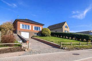 Eengezinswoning met 3 slaapkamers, garage, terras en tuin, gelegen op een ruim perceel (39a 44ca) in een rustige buurt nabij het centrum...