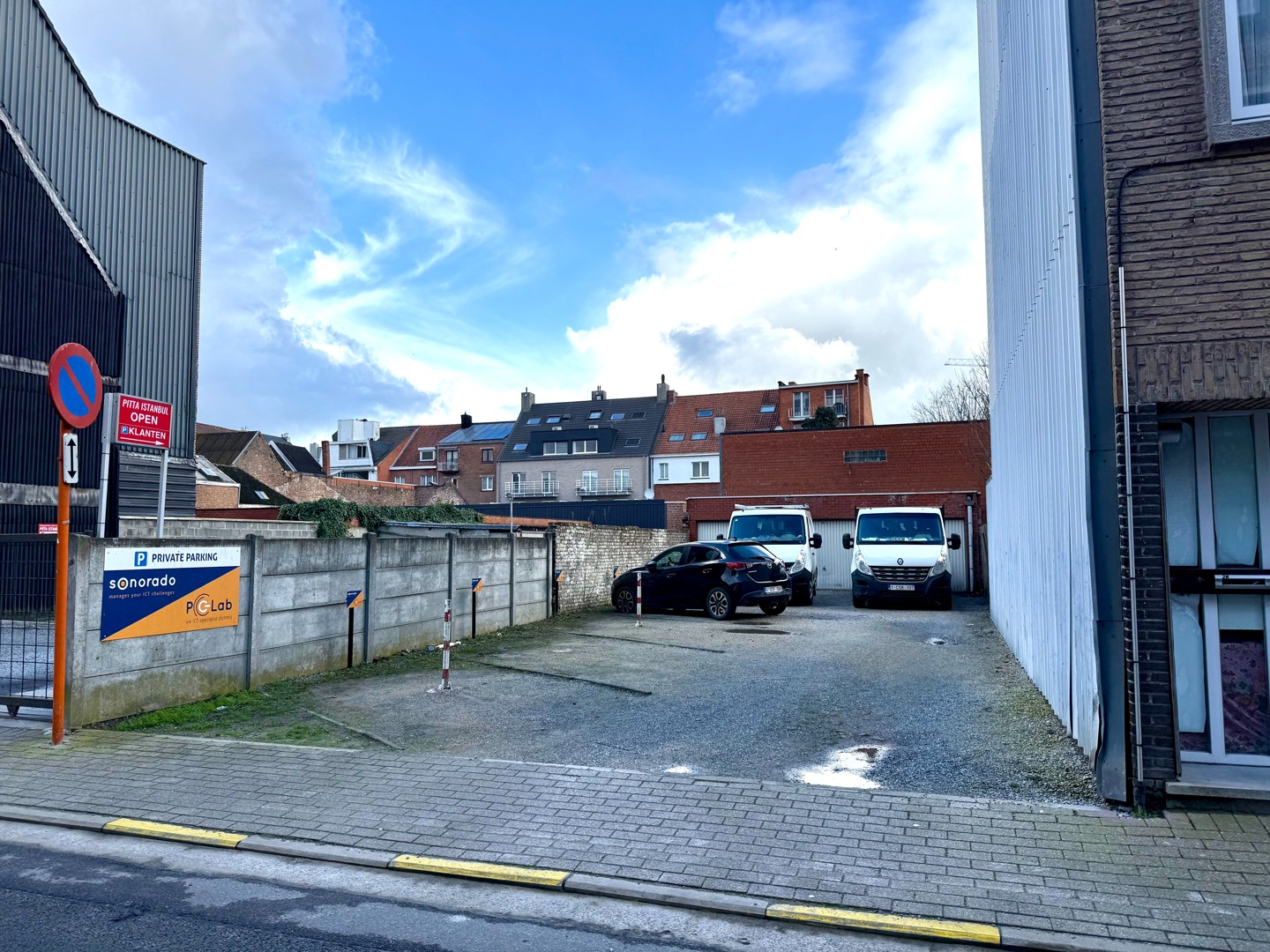 Bouwgrond met garages en parkeerplaatsen in centrum Deinze - foto 2