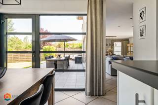 Op een uitstekende locatie in een groene en bijzonder rustige omgeving te Putte bevindt zich deze ruime vrijstaande woning met een bewoonbare oppervlakte van 261 m² op een perceel van maar liefst 1836 m². Hier geniet u van rust, privacy en ruimte, terwijl winkels, scholen en openbaar vervoer zich op korte afstand bevinden.<br /><br />Via de inkomhal betreden we de lichtrijke leefruimte. De grote raampartijen zorgen voor een aangename lichtinval en een mooi zicht op de tuin en de omliggende groene omgeving. De keuken is voorzien van de voornaamste toestellen en biedt alle comfort voor dagelijks gebruik.<br /><br />De woning beschikt over 3 volwaardige slaapkamers, een praktische berging, een ruime badkamer met ligbad, douche en dubbele lavabo, en een tweede douchekamer. Een absolute troef is de volledig afgewerkte zolderverdieping met vaste trap, ideaal als extra slaapkamer, bureau of hobbyruimte.<br />Verder beschikt de woning over een inpandige garage, kruipkelder en voldoende parkeermogelijkheden op eigen terrein.<br />Buiten geniet u van een prachtig perceel waar rust, privacy en groen centraal staan. Ook energetisch scoort deze woning uitstekend dankzij een vernieuwde aardgasketel (2023), 12 zonnepanelen en een gunstig EPC-label B.<br /><br />Neem alvast een kijkje in dit fantastische pand via deze prachtige drone-beelden en deze geweldige vastgoedfilm.<br /><br />Contacteer ons voor meer informatie op 0473/27 88 57 of bezoek Boonstra Vastgoed.<br /><br />Bijzonderheden:<br /><br />-Perceel van 1836 m²<br />-261 m² bewoonbare oppervlakte<br />-Afgewerkte zolder met vaste trap (extra slaapkamer, hobby- of bureauruimte)<br /> 