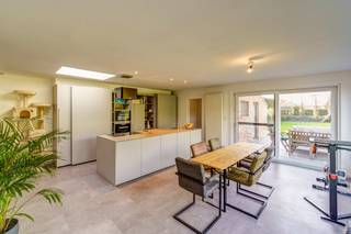 Voor meer info of een bezoek ter plaatse contacteer steven@copandi.be of bel 0498 61 58 86.Deze recent gerenoveerde woning (2020) staat te koop op...