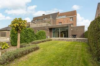 <p><span>Welkom in deze elegante woning waar klassieke charme en modern wooncomfort hand in hand gaan.</span></p><p><span> </span></p><p><span>Deze sfeervolle woning biedt heel wat leefruimte op een perceel van 380 m². Gelijkvloers leidt de inkomhal naar een stijlvolle voorkamer. In de leefruimte achteraan creëer je moeiteloos een gezellige zithoek en aangename eetplaats. De moderne open keuken vormt een echte eyecatcher, met een royaal werkblad en veel praktische opbergruimte. Bovendien sluit ze naadloos aan op het terras en de tuin, waardoor binnen en buiten mooi in elkaar overvloeien.</span></p><p><span> </span></p><p><span>Extra bergruimte vind je in de kelder en de praktische berging-wasplaats.</span></p><p><span> </span></p><p><span>De woning is voorzien van drie slaapkamers en één badkamer. Bovendien is het mogelijk op de tweede verdieping extra kamers bij te maken, helemaal afgestemd op jouw woonwensen.</span></p><p><span> </span></p><p><span>Ook buiten is het heerlijk vertoeven, met zon in de tuin op verschillende momenten van de dag. De praktische garage met werkplaats maakt het geheel compleet en biedt een veilige parkeerplaats én extra stockageruimte. Ook de ligging is een troef: winkels, de dorpskern en het openbaar vervoer bevinden zich allemaal op wandelafstand. </span></p><p><span> </span></p><p><span>Benieuwd naar deze verrassende combinatie van charme, ruimte en modern comfort? Contacteer ons en ontdek zelf wat deze woning te bieden heeft! Je kan ons bereiken via 0479/01.01.01.</span></p><p><span> </span></p>