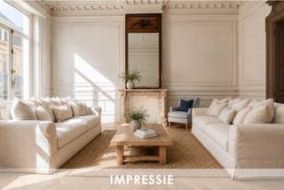 <p><strong>Wonen in een beschermd monument, met het comfort van vandaag</strong><br />In het hart van Turnhout begint een van de meest iconische herenhuizen van de stad aan een nieuw hoofdstuk. Residentie Het Gerecht verrijst in het voormalige Huis Van Hal: een beschermd neoclassicistisch monument uit 1886, ontworpen door architect Pieter-Jozef Taeymans. Het gebouw deed dienst als statige privéwoning, arbeidsrechtbank en decor voor het VTM-programma Mijn Pop-Up Restaurant. Vandaag wordt dit uitzonderlijke erfgoed met respect gerestaureerd en omgevormd tot een exclusieve residentie met slechts vier royale villa-appartementen.</p>
<p>Authentieke parketvloeren, hoge plafonds, moulures en historische details worden in ere hersteld. Tegelijk worden moderne technieken, energiezuinig comfort en een lift discreet geïntegreerd. Ieder appartement beslaat een volledige verdieping en biedt maximale ruimte, rust en privacy.</p>
<p><strong>Het gelijkvloerse villa-appartement</strong><br />Via de monumentale inkomhal betreedt u een woning met bijna 270 m² woonoppervlakte. De indrukwekkende plafondhoogtes en royale vertrekken creëren een woonbeleving die vandaag nog nauwelijks te vinden is. De leefruimtes vloeien harmonieus in elkaar over: van de elegante zithoek aan de straatzijde, via de imposante eetkamer, tot de ruime leefkeuken met zicht op het groen. Grote raampartijen brengen overvloedig daglicht binnen en verbinden de woning met het terras en de tuin.</p>
<p>De absolute blikvanger is de centrale hal met authentiek trappenhuis en prachtige lichtkoepel. Deze ruimte louter een inkomhal noemen, zou haar tekortdoen. Ze vormt het architecturale hart van de woning en biedt ruimte voor een kunstgalerij, bibliotheek, bureau of sfeervolle bar.</p>
<p>Het appartement telt twee volwaardige slaapkamers, elk met een ensuite badkamer met toilet, bad en douche. De hoofdslaapkamer bevindt zich in de karakteristieke uitbouw en kijkt uit over de private tuin. Zowel vanuit deze kamer als vanuit de leefkeuken heeft u rechtstreeks toegang tot het zonnige terras.</p>
<p>Aansluitend wacht een uitzonderlijk grote private tuin van circa 200 m²: een groene oase en een zeldzame luxe in de stad. Via de tuin bereikt u de private dubbele carport in paddouk met fietsenberging.</p>
<p><strong>Een souterrain vol mogelijkheden</strong><br />Het gebouw beschikt over een historische wijn- en kolenkelder. Daarnaast is het appartement rechtstreeks verbonden met een private kelderruimte van maar liefst 60 m², eveneens bereikbaar met de lift. Dit souterrain leent zich perfect voor een wijn- en degustatiekelder, fitness, wellness, home cinema of ontspanningsruimte.</p>
<p><strong>Afwerking met respect voor het verleden</strong><br />Het appartement wordt volledig afgewerkt opgeleverd, met uitzondering van de definitieve schilderwerken. De authentieke parketvloeren worden gerestaureerd en afgewerkt in een kleur naar keuze. Ook muren, plafonds, moulures en rozetten worden vakkundig hersteld; de muren krijgen reeds een eerste schilderlaag. Voor de keuken en badkamers kiest u zelf de materialen en inrichting. Hiervoor zijn ruime budgetten in de vraagprijs opgenomen.</p>
<p>Ook technisch wordt alles vernieuwd. Het appartement wordt voorzien van domotica, vloerverwarming, nieuwe convectoren, een Viessmann-warmtepomp, ventilatie en voorbereidingen voor gashaarden. Zo geniet u van hedendaags comfort met behoud van het historische karakter.</p>
<p>Het appartement en de private kelder worden verkocht onder registratierechten aan 2% of 12%, afhankelijk van de persoonlijke situatie van de koper. Op de dubbele carport met fietsenberging is 21% btw van toepassing.</p>
<p>De oplevering wordt dit najaar verwacht. Wij leiden u vandaag al graag persoonlijk rond in deze monumentale parel.</p>
<p><strong>Bijna 270 m² wonen, een tuin van circa 200 m², een souterrain van 60 m² en de grandeur van een beschermd monument. Dit is geen appartement, maar een stadsvilla met een verhaal.</strong></p>