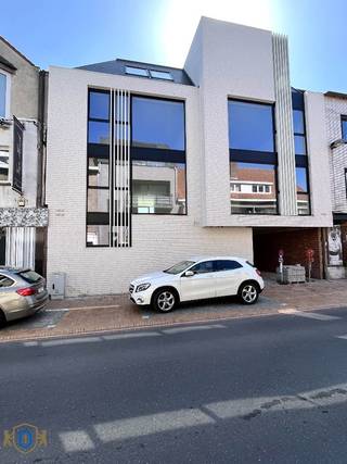 Garagebox gelegen in het centrum van Oostkamp. Voorzien van verlichting, stopcontact en elektrische poort. <br /><br />Afmetingen binnen: 2,75m x 5,80m<br />Inrijhoogte: 1,96m<br />Inrijbreedte: 2,40m<br /><br />Onmiddellijk beschikbaar.