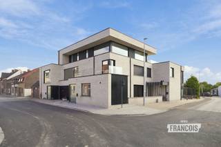 Op zoek naar een instapklare woning met hedendaags comfort en een praktische indeling? Deze bel-etage in de Veurnestraat combineert een moderne uitstraling met aangename leefruimtes en een uitstekende woonkwaliteit.<br /><br />De woning beschikt over 133 m² bewoonbare oppervlakte, verdeeld over drie niveaus. Op het gelijkvloers bevinden zich de private inkom, de garage en de private lift. De eerste verdieping omvat een hal, badkamer en twee slaapkamers. Op de tweede verdieping vinden we een tweede badkamer, wasruimte, slaapkamer, apart toilet en een ruime leefruimte met open keuken. Vanuit de leefruimte stap je rechtstreeks het ruime terras op, een aangename plek om te ontspannen.<br /><br />Dankzij de private lift, garage en recente bouwjaar 2023 geniet je hier van hedendaags wooncomfort. De ligging in de Veurnestraat maakt deze woonst bovendien interessant voor wie comfortabel en centraal wil wonen.<br /><br />Wil je deze woning te koop in de Veurnestraat zelf ontdekken? Vraag je bezoek aan via Aline van Immo Francois. Aline helpt je graag verder vanuit Poperinge en is actief in Poperinge, Vleteren, Heuvelland en Mesen.<br /><br />Denk je eraan om je woning te verkopen? Neem vrijblijvend contact op met Aline van Immo Francois in Poperinge voor een gratis schatting via aline@immofrancois.be.<br /><br />