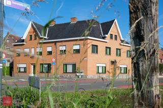 2x inkomhal (vroegere privé en praktijk), ruime living volledig in parket met open haard, 2 burelen of praktijkruimtes, keuken, wasplaats,...