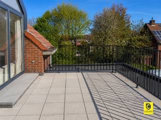 <p><span># Penthouse unique d'une chambre à louer</span></p><p><span> </span></p><p><span>Cet impressionnant appartement de 70 m² situé à Mortsel attire tous les regards avec sa structure de toit spéciale et son ameublement moderne. </span></p><p><span>Il est situé dans un endroit très calme et pratique, à proximité du centre de Mortsel et entre Mortsel et la gare de Hove. Tout est rapidement accessible. Hautement recommandé pour ceux qui recherchent un espace moderne et compact avec du caractère et du style.</span></p><p><span> </span></p><p><span> </span></p><p><span>La propriété dispose d'un espace de vie spacieux et ouvert, parfaitement conçu. L'espace de vie est caractérisé par de hauts murs inclinés et de grandes fenêtres impressionnantes qui maximisent la lumière et créent une sensation très aérée. Les fenêtres offrent un accès direct à une magnifique terrasse donnant sur un espace vert paisible.</span></p><p><span> </span></p><p><span>La cuisine ouverte de la maison est équipée de belles armoires laquées et d'appareils modernes. Cela crée une unité élégante qui complète parfaitement le design général de l'appartement. La fonctionnalité de la cuisine est optimisée dans l'espace disponible.</span></p><p><span> </span></p><p><span>La chambre à coucher est dotée d'une grande fenêtre qui apporte beaucoup de lumière naturelle. Une armoire encastrée offre beaucoup d'espace de rangement. Adjacente à la chambre, la salle de bains moderne est équipée d'une douche et d'un lavabo. Les toilettes se trouvent dans le couloir.</span></p><p><span>L'appartement dispose également d'une machine à laver et d'un sèche-linge.</span></p><p><span> </span></p><p><span> </span></p><p><span>Si vous avez besoin d'un bureau supplémentaire, vous pouvez l'aménager en empruntant l'escalier qui mène au rez-de-chaussée</span></p><p><span> </span></p><p><span>La terrasse est un véritable point fort de cette propriété. Avec une surface spacieuse et protégée par une balustrade moderne, elle offre un endroit parfait pour se détendre avec une belle vue sur le quartier. L'accès à cette terrasse renforce la sensation d'espace et de lumière dans l'ensemble de l'habitation.</span></p><p><span> </span></p>