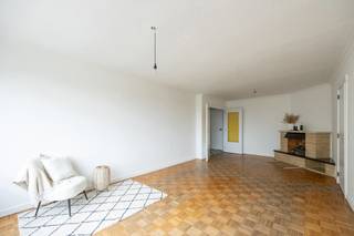 <p>Dit lichtrijke tweeslaapkamerappartement met autostaanplaats is ideaal voor wie op zoek is naar een comfortabel en betaalbaar appartement op een centrale ligging. Dankzij de directe nabijheid van openbaar vervoer, winkels, scholen en de E19 geniet u hier van een uitstekende bereikbaarheid en alle voorzieningen binnen handbereik.<br /><br />Gelegen op de tweede verdieping van een verzorgd gebouw met lift, omvat het appartement een inkomhal, een keuken uitgerust met een nieuw kookvuur en oven, en een aangename leefruimte met parketvloer, authentieke schouw en dubbele deur, wat zorgt voor extra charme en karakter. Verder zijn er twee volwaardige slaapkamers, een badkamer met bad-/douchecombinatie en wastafel, en een afzonderlijk toilet.<br /><br />Het appartement is instapklaar en heeft een gunstig EPC B (117 kWh/m²) en een conforme elektrische installatie.<br />Tot slot beschikt het appartement over een privatieve kelderberging. De autostaanplaats in de ondergrondse garage is mee aan te kopen voor €20.000.<br /><br />Interesse? Contacteer Nico voor een bezoek via 0478 012 012 of Nico@reds.be.</p>