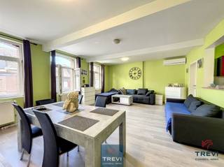 <p><span>SOUS OPTION Spacieuse maison kangourou unifamiliale située dans un rue proche du centre ville et de la gare, agencée en deux logements distincts sur 4 niveaux. Hall d'entrée, desservant les 2 unités. Au rez de chaussée, grande pièce sous plancher stratifié à l'avant actuellement proposé en chambre de 28 m² (anciennement commerce). Jolie pièce arrière sous plancher stratifié de 15 m² actuellement espace pouvant servir de cuisine avec meuble évier ou bureau, salle de bain + wc séparés. A l'étage, grand séjour de 30 m² pouvant accueillir une chambre supplémentaire, jolie cuisine équipée de 9 m² avec accès extérieur. Salle de bain équipée d'une baignoire, d'un meuble évier simple vasque, d'un wc, coin buanderie et chaudière. A l'étage supérieur, beau séjour sous plancher stratifié de 25 m², une belle chambre de 12 m² et salle de bain carrelé de 7 m² équipée d'une baignoire, un évier, coin buanderie et chaudière. Jolie cuisine ouverte équipée de 12 m² avec un accès extérieur. A l'étage, comble aménagé sous velux offrant une belle pièce de 21 m² (chambre supplémentaire). Double vitrage pvc. CC gaz (chaudières Vaillant à condensation individuelles (2), 2 pompes à chaleur réversible (airco). 4 Caves totalisant 50 m². PEB B. Électricité conforme. Faire offre à partir 270.000€. Infos et visites au 02/355.50.55</span></p>