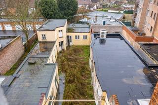 Gelegen op een prominente locatie aan de Brusselsestraat 26 in het hart van Dendermonde, biedt dit opmerkelijke pand een unieke kans voor wie op zoek is naar een luxueuze woonruimte of een inspirerend project wil realiseren. Met een royaal oppervlak van 400 m2 prikkelt dit eigendom de verbeelding en biedt het een boeiende mogelijkheid voor renovatie of transformatie.<br />De voorgevel van dit pand straalt een bijzondere aantrekkelijkheid uit, wat de aandacht trekt van iedereen die langsloopt. Links van het handelspand biedt de aparte ingang toegang tot zowel het linkergedeelte als de daarboven gelegen drie verdiepingen.<br />Op dit moment is het pand gestript, waardoor de solide basis van de constructie duidelijk zichtbaar is. De robuuste structuren, de prachtige traphal en de ruime binnenkoer getuigen van het potentieel dat hier wacht om nieuw leven ingeblazen te worden. Dit vormt een uitdaging die ongetwijfeld de creativiteit en visie van een gepassioneerde renovatie specialist zal prikkelen.<br />Ben jij degene die zich geroepen voelt om dit renovatieproject aan te gaan en deze ruimte om te vormen tot iets bijzonders? Aarzel dan niet om snel contact met ons op te nemen voor meer informatie. Deze unieke kans wacht op een nieuwe eigenaar die klaar is om dit pand te transformeren tot een inspirerende en uitnodigende ruimte. Voor een bezoek of inlichtingen gsm 0496 299200.