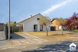 Energiezuinige gezinswoning met garage op 771m² te koop in Lommel!Lommel-Kolonie: Instapklare en ruime gezinswoning (198m²) met vrijstaande garage op...