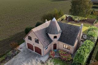 Huldenberg – Ottenburg. Ontdek deze charmante en ruime woning, ideaal gelegen in een rustige en groene omgeving. De opvallende architectuur met...