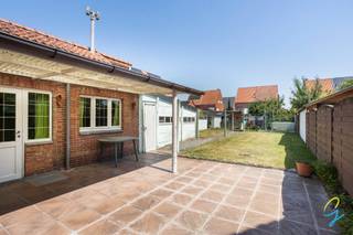 Te koop te Zele!<br />Deze ruime renovatiewoning in Zele biedt heel wat potentieel voor wie op zoek is naar een woning die volledig naar eigen smaak en wensen kan worden afgewerkt. Dankzij de ruime indeling en vijf slaapkamers vormt dit pand een uitstekende opportuniteit voor gezinnen of handige doe-het-zelvers.<br />Via de inkomhal betreedt u de woning en komt u terecht in de ruime leefruimte. Aansluitend bevindt zich de geïnstalleerde keuken met praktische berging en een apart toilet op het gelijkvloers.<br />Op de eerste verdieping vindt u drie slaapkamers en een badkamer voorzien van een douche in zitbad. Via de vaste trap bereikt u de tweede verdieping, waar nog twee mooie slaapkamers aanwezig zijn. De ruime indeling biedt tal van mogelijkheden om een comfortabele gezinswoning te creëren.<br />Buiten beschikt de woning over een noord-oost gerichte tuin met terras, waar u heerlijk kunt genieten van de ochtendzon. Deze buitenruimte vormt de ideale plek om tot rust te komen of gezellige momenten door te brengen met familie en vrienden.<br />Extra troef is de droge kelder!<br />Bent u op zoek naar een woning met veel ruimte en mogelijkheden om deze volledig naar uw eigen smaak te renoveren? Dan is deze woning in Zele zeker een bezoek waard.<br />Interesse in deze woning? Gelieve collega Bernhard te contacteren op 0476 022 089 of bernhard@cornelis-goeman.be