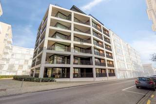 Ervaar het beste van comfort en stijl in dit exclusief afgewerkt appartement van 124 m². Met 3 ruime slaapkamers, 26 m² terrassen en de mogelijkheid om een ondergrondse parkeerplaats mee aan te kopen, combineert dit appartement hoogwaardige afwerking, ruimte en centrale ligging. Een uitzonderlijke kans voor wie stijlvol en comfortabel wil wonen in het centrum.INDELING- praktische inkomhal met vestiairemogelijkheid- volledig uitgeruste open keuken- lichtrijke en ruime leefruimte met eetplaats- diverse ruime leefterrassen- berg- of wasruimte - 3 ruime slaapkamers- moderne badkamer met ligbad, douche, toilet en dubbele wastafelWens je meer info of een bezoek? Neem dan snel contact op met de dossierverantwoordelijke: Mathias via 0472 18 39 90 of mathias.lauwyck@dewaele.com!