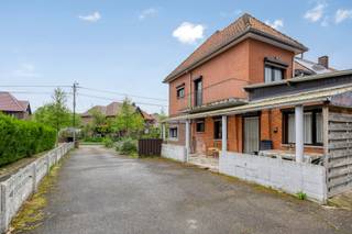 <p>Op zoek naar karakter, ruimte én comfort? Deze charmante mijnwerkerswoning in Genk combineert authentieke details met hedendaags woonplezier. Met <strong>vier ruime slaapkamers</strong>, <strong>twee badkamers</strong> en een gezellige <strong>stadstuin met terras</strong>, is dit de ideale thuis voor gezinnen of wie graag ruim woont met een vleugje nostalgie.</p>
<p>Bij het binnenkomen voel je meteen de warme sfeer van deze karaktervolle woning. De lichtrijke leefruimte sluit naadloos aan op de praktische keuken, perfect om te koken en te tafelen met vrienden of familie. Dankzij <strong>de twee badkamers</strong> is er steeds voldoende comfort en privacy voor iedereen.</p>
<p>Buiten geniet je van een onderhoudsvriendelijke <strong>tuin met terras</strong>, ideaal voor zomerse barbecues of een rustig koffiemoment in de zon. De <strong>garage</strong> biedt plaats voor je wagen én extra opslag.</p>
<p><strong>Troeven op een rijtje:</strong></p>
<ul>
<li>Authentieke mijnwerkersarchitectuur</li>
<li>4 volwaardige slaapkamers</li>
<li>2 badkamers voor extra comfort</li>
<li>Zonnig terras en knusse tuin</li>
<li>Praktische garage</li>
<li>Centrale ligging in Genk, nabij winkels, scholen en openbaar vervoer</li>
</ul>
<p>Deze woning is een unieke kans voor wie houdt van charme én ruimte. Klaar om verliefd te worden?</p>
<p>Contacteer ons vandaag nog voor een bezichtiging!089/20.89.89.</p>