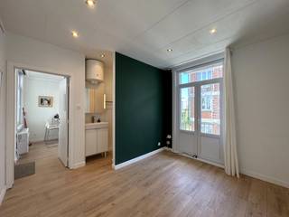 Bent U op zoek naar een studio aan de Belgische kust? Dan is deze gezellige studio in Blankenberge beslist een bezoek waard. Gelegen op slechts ongeveer 500 meter van de zeedijk geniet U hier van een uitstekende ligging, vlak bij winkels, horeca, openbaar vervoer en alle dagelijkse voorzieningen.<br /><br />De studio bevindt zich in een kleinschalige residentie en is praktisch ingericht met verrassend veel opbergruimte, waardoor elke vierkante meter optimaal wordt benut. Dankzij de verwarming via een energiezuinige lucht/lucht warmtepomp geniet U het hele jaar door van een aangenaam binnenklimaat op een duurzame en efficiënte manier.<br /><br />Op het gelijkvloers beschikt U bovendien over een gemeenschappelijke fietsenberging, ideaal om de omgeving en de kust per fiets te verkennen.<br /><br />Deze studio vormt de perfecte uitvalsbasis als tweede verblijf aan zee, maar biedt eveneens interessante mogelijkheden als investering voor vakantieverhuur. Een betaalbaar aanbod op een toplocatie dat zowel investeerders als levensgenieters zal aanspreken.<br /><br />Interesse? Neem vandaag nog contact met ons op voor meer informatie of een bezoek ter plaatse. Ontdek zelf de troeven van deze betaalbare studio op een uitstekende locatie in Blankenberge.