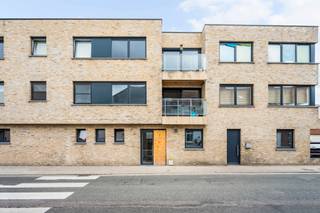 Dit appartement is gelegen vlakbij het centrum van Izegem.<br /><br /><span>De indeling is als volgt</span>: <br />Inkomhal met apart toilet, lichtrijke woonkamer met open keuken, ruime berging, terras, 2 volwaardige slaapkamers en badkamer (lavabomeubel en inloopdouche).<br /><br />Er kan (optioneel) een grote parkeerplaats (op het gelijkvloers) bijgekocht worden 19.000,00 euro.<br /><br />PLUSPUNTEN:<br />- ENERGIEZUINIG <br />- 2 VOLWAARDIGE SLAAPKAMERS<br />- PERFECT INSTAPKLAAR (QUASI NIEUW)<br /><br />*Momenteel is het appartement verhuurd.