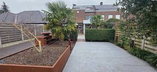 Instapklare half open bebouwing met prachtig aangelegde zuid tuin met idyllische verlichting.Op het gelijkvloers inkomhal en ruime lichte woonkamer...