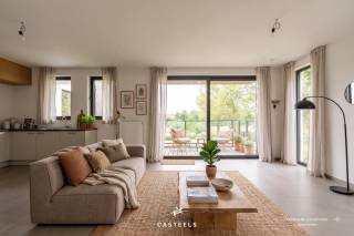 Een prachtig, lichtrijk hoekappartement geschikt voor jong en oud die rustig willen wonen met een heerlijk vrij zicht op het groen!<br /><br />Duurzaam, comfortabel en energiezuinig wonen in Kluisbergen. Dit nieuwbouwappartement van ca. 71 m² (incl. terras) bevindt zich op een gunstige hoek van het gebouw op het gelijkvloers. Hierdoor geniet u van extra lichtinval en een prachtig uitzicht over de grote, groene achtertuin met speeltuin. Het appartement is reeds volledig afgewerkt, enkel de schilderwerken moeten nog worden uitgevoerd.<br /><br />De troeven van dit appartement:<br />- Unieke hoekligging &amp; vrij zicht op het groen: Dankzij de ligging op de hoek van het gebouw geniet u van extra natuurlijke lichtinval.<br />- Energiezuinig &amp; toekomstbestendig: Dankzij de recentste isolatienormen en moderne bouwtechnieken geniet u van een uiterst lage energiefactuur en een aangenaam, constant binnenklimaat.<br />- Gelijkvloers met privatief terras &amp; gezellig tuintje: U geniet van het comfort van wonen op het gelijkvloers met een eigen onderhoudsvriendelijk terras en tuintje om in alle rust buiten te zitten.<br />- Volledig afgewerkt enkel schilderen volgens eigen smaak (incl. in de prijs): Het appartement is helemaal instapklaar op de schilderwerken na. Deze zijn reeds inbegrepen in de prijs, waardoor u het kleuren- en afwerkingspalet nog volledig naar eigen wens kunt kiezen.<br /><br />71 m² aan kwalitatieve &amp; optimaal comfort: De lichtrijke leefruimte is voorzien van een prachtige, tegelvloer en loopt naadloos over in de moderne, volledig geïnstalleerde open keuken. Daarnaast beschikt het appartement over één volwaardige slaapkamer, een ruime badkamer.<br /><br />Unieke gemeenschappelijke faciliteiten: Naast uw privatieve terras heeft u direct toegang tot de grote, mooi aangelegde gemeenschappelijke tuin met een petanquebaan, een ontmoetingszaal voor bewoners en een ruime veilige fietsenberging.<br /><br />Uitstekende ligging &amp; bereikbaarheid<br />Het appartement is prachtig gelegen in het hart van de Vlaamse Ardennen, op een boogscheut van het Kluisbos en bekende wandel- en fietsroutes zoals de Oude Kwaremont.<br /><br />Ondanks de rustige en groene omgeving is de bereikbaarheid uitstekend:<br />Verbindingen: Dankzij de nabijheid van de N60, N36 en N453 bereikt u vlot omliggende steden en gemeenten zoals Oudenaarde, Ronse, Avelgem, Maarkedal en Mont-de-l'Enclus. De snelweg E17 (oprit Waregem of Deerlijk) bevindt zich op slechts 15 tot 20 minuten rijden.<br /><br />Voorzieningen: Winkels voor de dagelijkse boodschappen (onder meer Delhaize, Spar en Carrefour Express), evenals lokale bakkers, slagers en apotheken bevinden zich in de directe nabijheid. Uitgebreider shoppen kan makkelijk in het nabijgelegen Oudenaarde of Ronse.<br /><br />Scholen: Verschillende basisscholen (zoals GBS De Start) en kinderopvangvoorzieningen liggen op wandel- of fietsafstand. Middelbare scholen in Ronse en Oudenaarde zijn eveneens vlot bereikbaar.<br /><br />Interesse in dit lichtrijke en energiezuinige hoek appartement? Neem contact op voor meer informatie of om een bezoek in te plannen!<br /><br />Stedenbouw in aanvraag.