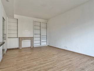 <p>Ideaal gelegen op de 4e verdieping van een hoekgebouw aan Flagey, op een steenworp afstand van de Vijvers van Elsene, dit mooie appartement van 88m². Het biedt: een inkomhal, apart toilet, lichtrijke woonkamer met een kwalitatieve, open en volledig uitgeruste keuken, badkamer (dubbele wastafels, bad met douchewand, washoek met wasmachine/droogkast), twee slaapkamers aan de achterzijde (18 m² en 10 m²) en een balkon. Provisie kosten: €250/maand (gemeenschappelijke kosten, verwarming, warm en koud water). Beschikbaar vanaf 10 september 2026. Zal u bekoren door zijn ligging en prachtige lichtinval! Absoluut te bezoeken.</p>