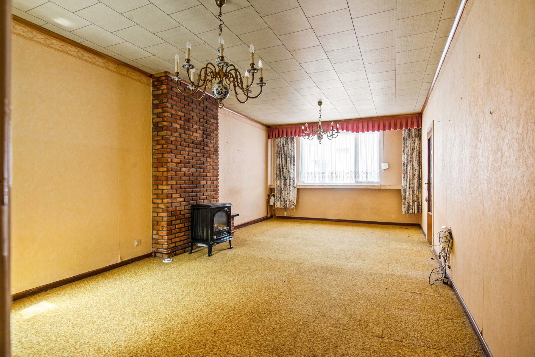 Te renoveren rijwoning met 2 slpk en achteruitgang. - foto 4
