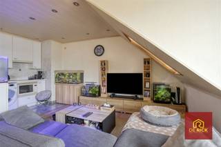 Appartement duplex très décent en centre ville, 2 chambres, beau séjour avec cuisine ouverte, salle de bain avec douche et toilettes. Chauffage par convecteurs électriques. Parquet. Excellent rendement.Louable pour € 700 minimum. Visites ? Marc 0475 595959