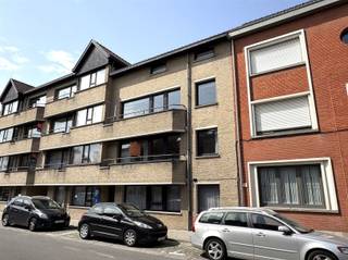 <p><span>Gezellig en lichtrijk appartement nabij Kortrijk weide!</span></p><p><span> </span></p><p><span>Inkom met apart toilet, ruime woonkamer, open keuken met berging, twee slaapkamers en badkamer met aansluitende wasberging.</span></p><p><span> </span></p><p><span> </span></p>