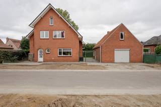 Op een centrale en rustige ligging in Pelt vinden we deze ruime, instapklare gezinswoning met een bewoonbare oppervlakte van 171 m² op een perceel van 478 m². De woning combineert een stevige bouwstructuur met moderne afwerking en biedt alle comfort voor een hedendaags gezin.<br />🏡 Indeling<br />Bij het binnenkomen via de inkomhal met trap bereik je de lichtrijke leefruimte met eetplaats en zithoek. Aansluitend bevindt zich de volledig uitgeruste keuken, voorzien van alle nodige toestellen. Verder is er op het gelijkvloers nog een apart toilet, berging en toegang tot de kelder voorzien.<br />Op de verdieping zijn er 3 slaapkamers, waaronder een charmante kinderkamer, en een moderne badkamer met inloopdouche en hangtoilet. De zolderverdieping werd eveneens afgewerkt en is momenteel ingericht als 2 slaapkamers. Deze ruimt kan eveneens dienen als een extra leefruimte of kan dienen als hobbykamer/dressing met bijkomende slaapkamer.<br />🌿 Buitenruimte<br />Achteraan geniet je van een gezellige tuin met voldoende privacy en ruimte voor ontspanning. De vrijstaande garage biedt extra bergruimte en parkeermogelijkheden.<br />✅ Troeven van deze woning<br />Bewoonbare oppervlakte: 171 m²<br />Perceeloppervlakte: 478 m²<br />Instapklare woning – netjes afgewerkt en onderhouden<br />Moderne keuken en badkamer<br />Afgewerkte zolder met extra ruimte<br />Nieuwe gasketel<br />Dak recent gerenoveerd<br />Vrijstaande garage<br />Rustige ligging, op wandelafstand van winkels, scholen en openbaar vervoer<br />Deze woning is ideaal voor gezinnen die op zoek zijn naar een ruime en verzorgde woning in een aangename woonomgeving.<br /><br />Wil jij deze woning zelf ontdekken?<br />📞 Neem vandaag nog contact met ons op voor meer info of een bezoek!