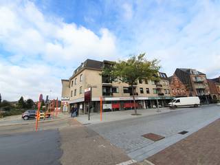 Pal op de Markt in Geel bevindt zich dit volledig gerenoveerde appartement van circa 96 m² op de eerste verdieping. Het omvat een ruime woonkamer met keuken, twee slaapkamers, badkamer, afzonderlijk toilet en berging. Lift, zeer ruim gemeenschappelijk dakterras en ondergrondse parkeerplaats nr. 43 aanwezig EN INBEGREPEN IN DE VRAAGPRIJS!<br /><br />EPC: 66 kWh/(m² jaar) – label A. Elektrische installatie conform. Asbestattest: asbestveilig. Momenteel bemeubeld verhuurd tot en met 31 december 2026 en vrij beschikbaar vanaf 1 januari 2027, onder voorbehoud.<br /><br />Wettelijke informatie: P-score B – G-score B. Niet gelegen in een afgebakend overstromingsgebied of afgebakende oeverzone. Omgevingsvergunning voor stedenbouwkundige handelingen uitgereikt. Bestemming: kerngebied voor wonen en winkelen en zone voor wegenis en openbaar domein volgens RUP Winkelwandelgebied. Geen herstel- of beveiligingsmaatregelen of hangende procedures gekend. Geen voorkooprecht ruimtelijke ordening. Geen omgevingsvergunning voor het verkavelen van gronden. Niet gelegen in watergevoelig openruimtegebied.