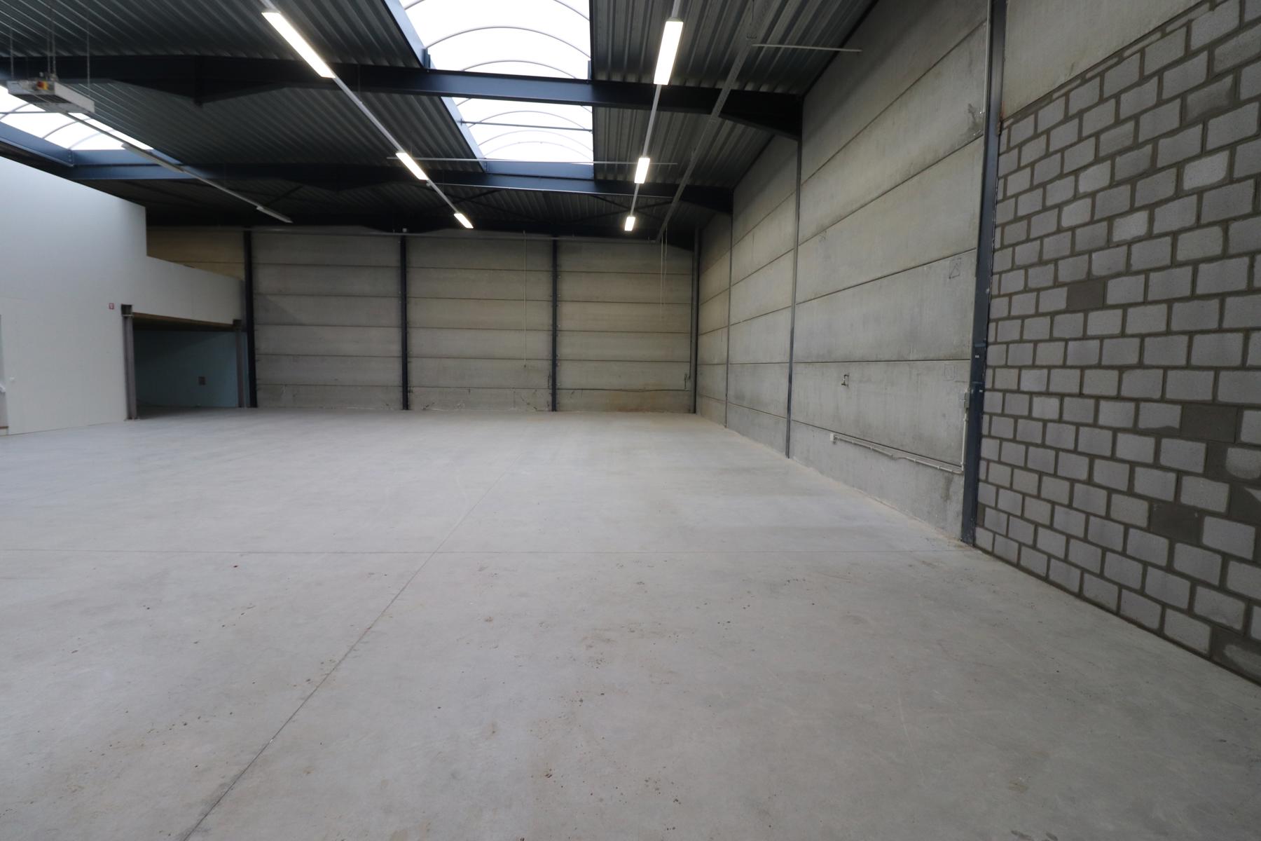 KMO-UNIT VAN 500M² MET BIJHORENDE KANTOREN. INDUSTRIEZONE MERKSPLAS - foto 3