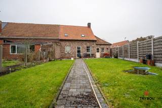 Ben je op zoek naar een woning met ruimte, potentieel én een leuke tuin? Dan is dit pand beslist het bekijken waard!<br /><br />Op het gelijkvloers kom je binnen in een gezellige leefruimte met houtaccenten en een karaktervolle haard. Aansluitend bevindt zich de keuken, vanwaar je toegang hebt tot de badkamer, de kelder, een apart toilet en een berging die doorloopt naar de inpandige garage.<br /><br />Op de verdieping zijn er vier volwaardige kamers, ideaal voor een groot gezin of voor wie extra ruimte zoekt voor een bureau of hobbykamer.<br /><br />Achteraan de woning ligt een mooie, onderhoudsvriendelijke tuin met terras. Extra pluspunt: via de uitweg achteraan bereik je een tweede, vrijstaande garage. Deze is perfect voor wie nood heeft aan extra bergruimte of werkplaats.<br /><br />De woning is structureel in orde maar vraagt wel een opfrissing of renovatie. Dit biedt jou net de kans om alles naar eigen smaak in te richten en er een echte thuis van te maken.<br /><br />🔑 Troeven:<br />- 3 (slaap)kamers<br />- Inpandige én vrijstaande garage<br />- Mooie tuin met uitweg<br /><br />Ben jij klaar om van deze woning jouw thuis te maken? Plan snel je bezoek!<br /><br />📞 Interesse? Contacteer Thijs:<br />📲 051 57 54 61<br />📧 friedel@grouptrybou.be<br /> | thijs@grouptrybou.be