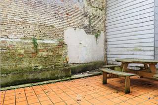 <p><span>GENT - Kortrijksepoortstraat 25: Op zoek naar een</span><span> </span><span>centraal gelegen</span><span> appartement met stadskoer te huur in Gent?</span><span> Dan is dit pand mogelijk iets voor u. </span></p><p><span> </span></p><p><span>De belangrijkste troeven:</span></p><ul><li><span>Centraal gelegen in centrum Gent</span></li></ul><ul><li><span>Ruime stadskoer </span></li><li><span>Goed bereikbaar met fiets en openbaar vervoer</span></li><li><span>Op wandelafstand van winkels, horeca, etc.</span></li></ul><p><span> </span></p><p><span>Het appartement is ingedeeld als volgt:</span></p><p><span>Inkomhal, leefruimte met toegang tot de stadskoer, ingerichte keuken, 2 slaapkamers en 1 bureau/hobby kamer, 2 toiletten en 2 douchekamers.</span></p><p><span> </span></p><p><span>Beschikbaar vanaf 01/11/2026. Domicilie verplicht.</span></p><p><span>Huurprijs: €850 + €120 algemene kosten, verwarming en warm water. Koud water en elektriciteit afzonderlijk af te rekenen. </span></p><p><span> </span></p><p><span>Neem contact op met Axel Lenaerts makelaars voor een bezoek ter plaatse via onze website.</span></p><p><span> </span></p>