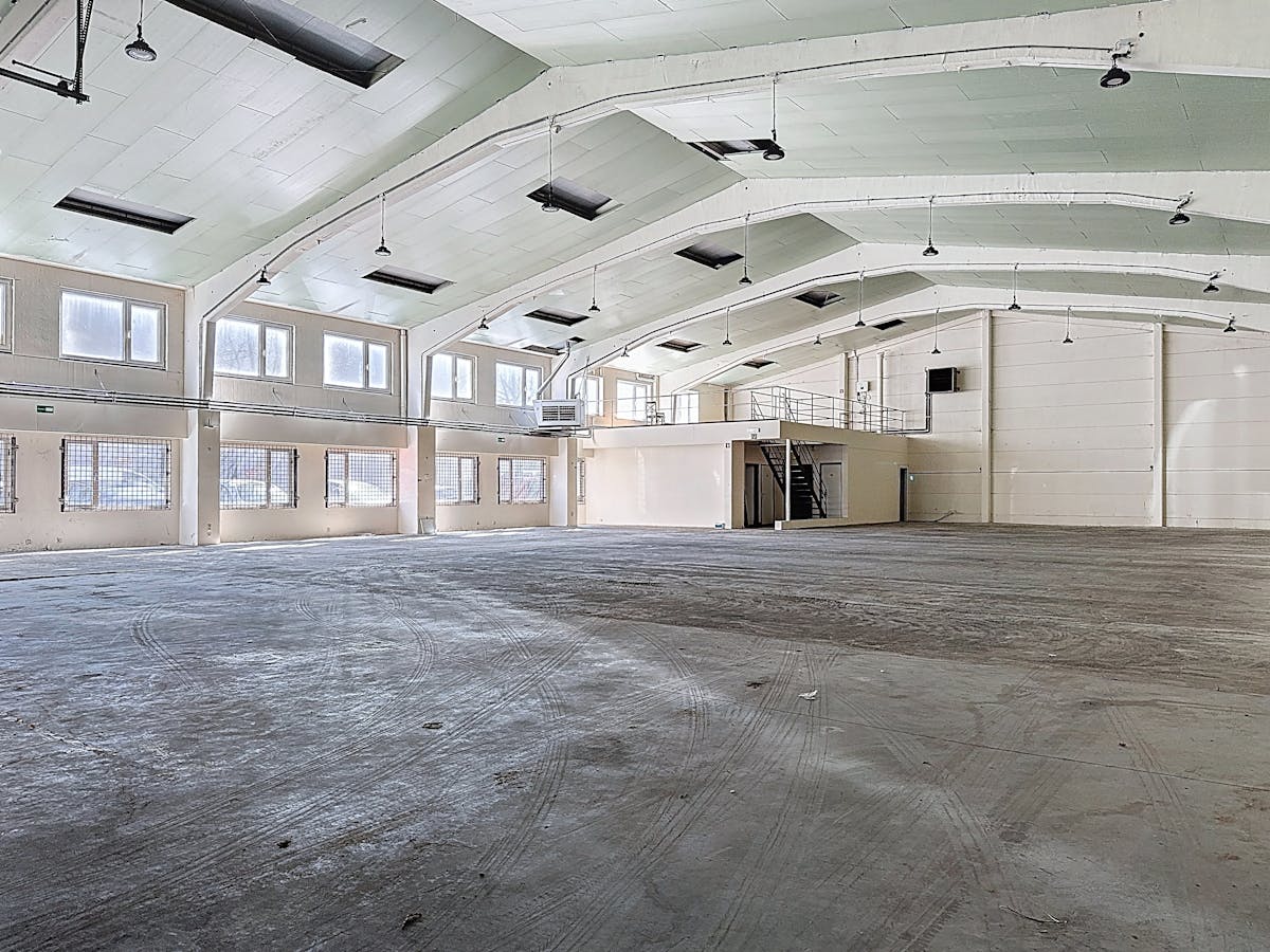 Centraal gelegen baanwinkel met parkeerplaatsen te Veurne . - foto 4