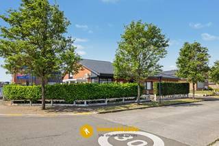 <p>I<strong>Ruime gezinswoning met garage, tuin en veranda op een centrale ligging in Wachtebeke.</strong><br /><br />Bent u op zoek naar een instapklare gezinswoning met veel ruimte en een uitstekende ligging? Dan is deze verzorgde woning in Wachtebeke zeker een bezoek waard.<br />De woning is gelegen op een <strong>perceel van 387 m²</strong> en biedt een <strong>bewoonbare oppervlakte van 163 m²</strong>. <br />Op de verdieping bevinden zich <strong>drie volwaardige slaapkamers en een praktische dressing.</strong> De lichtrijke veranda vormt een aangename uitbreiding van de leefruimte en biedt een mooi zicht op de gezellige tuin. Ook het terras nodigt uit om in alle rust te genieten van zonnige dagen.<br />Verder beschikt de woning over een <strong>garage, airconditioning en een EPC-label C</strong>, waardoor er geen renovatieverplichting van toepassing is.<br />De <strong>centrale ligging</strong> is een absolute troef. Winkels, scholen, openbaar vervoer en andere dagelijkse voorzieningen bevinden zich op korte afstand, terwijl u toch geniet van een rustige woonomgeving.<br /><br /><strong>Troeven op een rij:</strong><br />Perceel van 387 m²<br />163 m² bewoonbare oppervlakte<br />3 ruime slaapkamers<br />Praktische dressing<br />Lichtrijke veranda<br />Gezellige tuin met terras<br />Garage<br />Airconditioning<br />EPC C<br />Centrale ligging <br /><br />Een ideale woning voor wie op zoek is naar ruimte, comfort en een gunstige ligging. Plan vandaag nog uw bezoek en ontdek zelf alle mogelijkheden die deze woning te bieden heeft.<br /><br />Interesse? Wij organiseren een bezoekdag op 06/08/2026 van 17h-19h.<br /><br />Bel 0492 97 47 00 of mail nathalie@immomamo.be.<br /><strong>Let op: op voorhand verwittigen is verplicht.</strong></p>