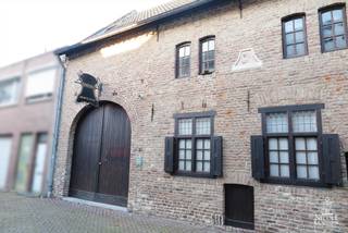 Deze charmante stadsboerderij, genaamd "Die Witte Roose", waarvan de voorgevel als monument is geklasseerd, stamt uit de 17de eeuw. Door het behoud van authentieke materialen is de rustieke uitstraling van dit pand bewaard gebleven. De aangename ligging in het centrum van Maaseik, in een verkeersvrije straat is een pluspunt. Scholen, openbaar vervoer, winkels, restaurants, sportcentra, ... zijn op wandelafstand bereikbaar. De gerenoveerde stadsboerderij dient zijn bestemming te behouden en het oude poortgebouw van deze boerderij moet een officiële doorgang bieden tot het te ontwikkelen binnengebied. <br /><br />=> Gelijkvloers <br />-Via de sas met glazen deur, komt u binnen in de royale inkomhal<br />- Hier ervaart u direct de warme sfeer die deze stadsboerderij uitstraalt<br />- Directe toegang tot zowel de keuken als de woonkamer<br />- Gezellige, ruime woonkamer met kalkstenen open haard en rode gebakken tegelvloer<br />- Tussen de inkomhal en de keuken is er een mooie dubbele houten deur<br />- De nieuwe, witte aanbouwkeuken is voorzien van o.a. een elektrisch fornuis, een combi-oven, een vaatwasser, een koelkast met diepvrieszak,...<br />- Aan de achterzijde is er een zonnige tuinkamer/veranda met schuifraam <br />- Hier kan u heerlijk vertoeven met een prachtig zicht op de tuin<br />- De gewelfde mergelkelder is toegankelijk via een valluik vanuit de woonkamer<br /><br />=> Verdieping <br />- Via de mooie houten trap bereikt u de verdieping <br />- Overloop met toegang tot de slaapkamers<br />- Drie slaapkamers met houten plankenvloer<br />- Badkamer met ligbad, toilet en dubbele wastafel in inbouwmeubel<br />- Op de overloop kan er een bureel-/hobbyruimte of extra (vierde) slaapkamer gecreëerd worden, die open is tot aan de nok. Via het luik in de nachthal gaat u naar de ruime zolder, dewelke u naar eigen keuze kan inrichten.<br /><br />=> Tuin<br />- Volledig ingesloten stadstuin aan de achterzijde van de hoeve <br />- Tuinberging en ruimte voor houtopslag<br />- U kan genieten genieten in volledige rust en privacy van uw eigen tuin in het midden van de stad<br /><br />=> Indeling<br />- Gelijkvloers: inkomhal met vestiaire, apart toilet, woonkamer, keuken en veranda/tuinkamer <br />- Eerste verdieping: overloop voor hobbyruimte/bureel/extra slaapkamer, drie slaapkamers , badkamer<br />- Zolder en kelder