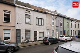 Deze woning bevindt zich op een uitstekende locatie, op slechts enkele minuten fietsen van het centrum van Gent. Dankzij de nabijheid van openbaar vervoer, winkels en diverse voorzieningen geniet u hier van een vlot bereikbare en aangename woonomgeving.<br /><br />Bij het betreden van de woning komt u binnen in de inkomhal, die toegang biedt tot de leef- en eetruimte, aansluitend op de keuken. De woning beschikt over vier slaapkamers en een badkamer. Daarnaast is er een zolder aanwezig en een ruime stadskoer.<br /><br />Met haar aantal slaapkamers en gunstige ligging is deze woning ideaal voor gezinnen die op zoek zijn naar een stadswoning met potentieel.<br /><br /><br />Troeven<br /><br />-Centrale ligging<br /><br />-Geen renovatieverplichting<br /><br />-Elektriciteit conform<br /><br /><br />De woning is vrij bij akte.<br /><br /><br />Contacteer Top Vastgoed voor een bezoek: 0475 700 700.