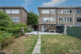 Deze verzorgde en verrassend ruime woning aan de Rietschoorveldelaan 37 te Merksem biedt dankzij haar praktische indeling en vier slaapkamers heel wat ruimte voor een gezin.<br /><br />De woning beschikt over een ruime en lichtrijke leefruimte, ingedeeld in een gezellige zit- en eetplaats. Aansluitend bevindt zich de geïnstalleerde keuken met voldoende kastruimte en werkoppervlak.<br /><br />Op de verdiepingen treffen we maar liefst vier slaapkamers van verschillende grootte, waardoor er naast volwaardige slaapkamers ook mogelijkheden zijn voor bijvoorbeeld een bureau-, hobby- of kinderkamer. De badkamer is ingericht met een ligbad met douchevoorziening, een dubbel wastafelmeubel en toilet.<br /><br />De verschillende ruimtes genieten van veel natuurlijke lichtinval en de woning maakt een verzorgde indruk. Hoewel keuken, badkamer en bepaalde afwerkingen eerder klassiek zijn, vormt dit tegelijkertijd een mooie opportuniteit voor wie de woning op termijn volledig naar eigen smaak wil moderniseren.<br /><br />Troeven:<br /><br />4 slaapkamers;<br />Ruime en lichtrijke leefruimte;<br />Geïnstalleerde keuken;<br />Badkamer met ligbad en dubbele wastafel;<br />Veel natuurlijke lichtinval;<br />Centrale verwarming met radiatoren;<br />Verzorgde woning;<br />Interessante gezinswoning met verdere moderniseringsmogelijkheden.<br />Een woning met veel ruimte en potentieel, ideaal voor wie op zoek is naar een gezinswoning in Merksem.<br />De beschikbare documenten kan u terugvinden via de downloads op onze website.<br />Voor meer informatie kan u terecht op www.hansvastgoed.com of contact opnemen via info@hansvastgoed.com of +32 3 366 05 30.