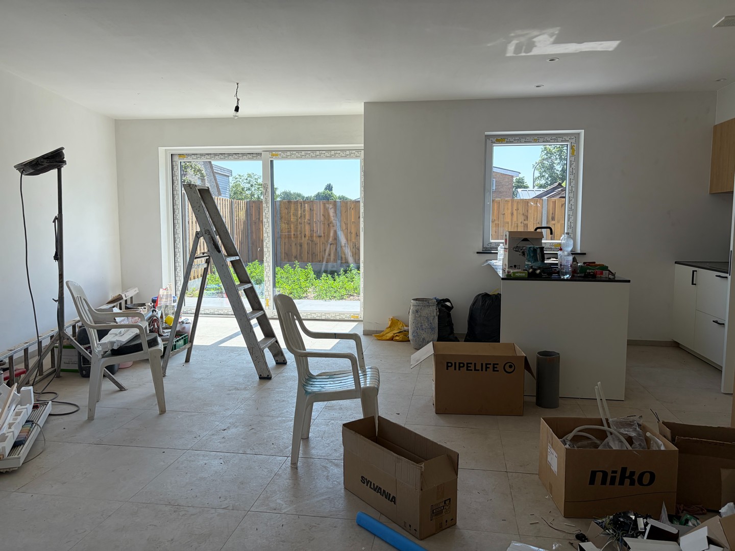 Moderne halfopen woning met 3 slpk, garage en tuin - foto 4