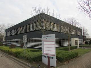 Volledig gerenoveerde kantoorruimtes beschikbaar , gelegen in het Keiberg Park, vlakbij op- en afritten van de Ring van Brussel, op 10 minuten van...