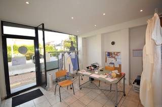 Instapklaar handelspand (kantoor, praktijk of winkel) van 85 m², op een goede locatie te centrum Borsbeek. Bestaande uit handelsruimte met veel lichtinval, bureau, kitchenette, berging en toilet. Op verdieping 1 (mezzanine) is er nog een extra bureau of opbergruimte. Voorts beschikt het eigendom over een mooie tuin met ideale zuid - oost oriëntatie. Centrale verwarming op aardgas. In de onmiddellijke omgeving zijn er 2 openbare parkings. Beschikbaarheid overeen te komen. EPC: F-label (Renovatieverplichting van toepassing).