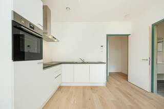 <p>Dit hedendaagse nieuwbouwappartement van ca. 60 m² combineert een praktische indeling met een aangenaam overdekt terras en een mooi uitzicht op de achterliggende groenzone en bossen.</p>
<p>De leefruimte met open, volledig uitgeruste keuken sluit rechtstreeks aan op het terras, waardoor binnen en buiten mooi in elkaar overlopen. Zowel de leefruimte als de slaapkamer zijn afgewerkt met parket, wat zorgt voor een warme en verzorgde uitstraling.</p>
<p>Het appartement beschikt over één slaapkamer en een badkamer met douche, dubbele lavabo en toilet. <br />De berging biedt plaats voor wasmachine en droogkast en omvat eveneens de nodige technische installaties voor verwarming, sanitair warm water, elektriciteit en ventilatie.</p>
<p>In de ondergrondse garage zijn een privatieve parkeerplaats en afzonderlijke berging voorzien, beide inbegrepen in de huurprijs.</p>
<p>Dankzij de combinatie van nieuwbouwcomfort, een functionele indeling, een overdekt terras en het groene uitzicht is dit een aangename woonplek voor wie comfortabel wil wonen in Gent.</p>
<p>Huurprijs app : 925 €/maand<br />Gemeenschappelijke lasten : 75 €/maand<br />Voorschot verwarming en sanitair warm water: 75 €/maand, met afrekening volgens individueel verbruik via de voorziene meetinstallaties.<br /><br /><span><strong>Interesse? <br /></strong>Contacteer<strong> Delphine</strong> via<strong> 0471 855 172 </strong>of <strong>delphine@valorvastgoed.be </strong>voor bijkomende informatie of een bezichtiging op afspraak.</span></p>