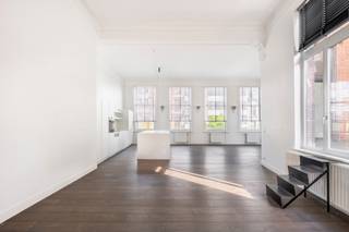 <p><span>Indeling</span>: <br />Dit prachtige loftappartement op het eerste verdiep van een bel-époque gebouw aan de Paardenmarkt combineert modern comfort met authentieke charme. Met een bewoonbare oppervlakte van 125 m² geniet u van een open leefruimte met eetkamer en keuken, waar de hoge plafonds, moulures en de mooie donkerbruine parketvloer meteen in het oog springen. De grote raampartijen zorgen voor een overvloed aan lichtinval en versterken het ruimtelijk gevoel. De luxueuze afwerking komt doorheen het volledige appartement terug, waarbij modern en charmant hand in hand gaan. Via de leefruimte bereikt u de mezzanine, ideaal als bureau of tweede slaapplek. Verder is er een praktische wasruimte en een aparte wc voorzien. Achteraan het gebouw bevindt zich de ruime en rustige slaapkamer met inbouwkasten en een aansluitende badkamer met inloopdouche; hier werd bovendien vloerverwarming geplaatst voor extra comfort.</p>
<p>Het appartement beschikt over een buitenruimte en werd verwarmd met een condenserende ketel, waarbij alle meters apart zijn. Met een EPC-score C, lage maandelijkse kosten (enkel blokpolis te betalen) en slechts twee bewoners in het gebouw, biedt dit pand een unieke combinatie van rust en efficiëntie. Tot slot bestaat de mogelijkheid om een parking te huren, over te nemen van de huidige eigenaars.<br /><br /><br /><span>Omgeving</span>:<br />Gelegen aan de Paardenmarkt bevindt dit appartement zich in een levendige en gegeerde buurt van Antwerpen, op wandelafstand van het historische stadscentrum. De omgeving combineert het bruisende stadsleven met een aangename woonkwaliteit, dankzij de nabijheid van gezellige cafés, restaurants, buurtwinkels en culturele hotspots. Ook het Eilandje, het MAS en verschillende parken liggen binnen handbereik, wat zorgt voor tal van ontspanningsmogelijkheden. Bovendien is de bereikbaarheid uitstekend, met vlotte verbindingen naar het openbaar vervoer en belangrijke invalswegen. Deze centrale ligging maakt het appartement ideaal voor wie comfortabel wil wonen met alle voorzieningen en het stadsleven binnen handbereik.</p>