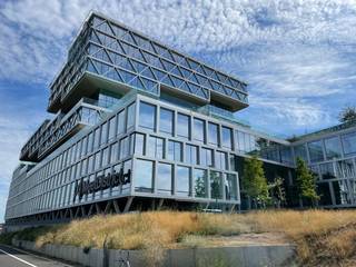 Bureau neuf phénoménalement situé de 111 m² à louer, à seulement 900 m de la sortie R0 Zaventem-Henneaulaan. Les espaces de haute qualité, d'une superficie allant de 21 m² à 111 m², sont meublés de façon moderne avec une touche familiale et sont situés dans un environnement vivant et entrepreneurial avec de nombreuses installations comme des salles de réunion, des callbooths, des salles d'événements, etc. Il existe un espace idéal pour chaque activité. Nombreuses possibilités de stationnement. Accès direct aux autoroutes E40 et E19 via le R0. Egalement facilement accessible par les transports publics : la gare de Diegem est accessible à pied (+/- 1 km). Il y a de nombreux arrêts de bus et de tram à proximité. Il se trouve également à moins de 5 km de l'aéroport de Bruxelles. Contactez PANORAMA pour des informations supplémentaires, des plans ou une visite sans engagement au 0477 09 00 09.