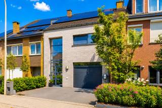 Instapklare, verzorgde en solide woning (2006) die ruimte, comfort en energiezuinigheid combineert. Ideaal gelegen aan de stadsrand in een rustige buurt vlakbij het station, winkels en grootwarenhuizen, scholen en de ringweg. Met maximale buitenbeleving dankzij de ruime tuin met zonneterras en zwembad. Ook het interieur geeft een optimaal ruimtelijk gevoel dankzij o.a. de lichtrijke leefruimte met open keuken, drie ruime slaapkamers en de afgewerkte zolderverdieping.<br />Indeling
<br />GLV: ruime inkomhal met gastentoilet
; riante woonkamer met open, volledig uitgeruste keuken met merktoestellen; (technische) berging met plaats voor WM/DK. De ruime, inpandige garage biedt plaats voor een wagen, fietsen, ...<br />Tussenverdieping: ruime nachthal met directe toegang tot 3 ruime slaapkamers en badkamer met bad, dubbele wastafel, inloopdouche en toilet
<br />Bovenverdieping: volledig afgewerkte zolderruimte met thuisbureel. Mogelijkheid tot 4de en zelfs 5de slaapkamer. <br />Exterieur: mooie tuinzone met zonneterras, onderhoudsvriendelijk aangelegd. Met zwembad en poolhouse.<br />De oprit biedt plaats voor 2 wagens.<br />Kenmerken: <br />+ Verwarmd zwembad<br />+ Gunstig EPC (B)
<br />+ 24 zonnepanelen<br />+ Elektriciteit conform
<br />+ Aluminium profielen (3-dubbel glas)<br />+ Chargerbox<br />+ Onderkelderd (kruipruimte)<br />Ruimte, kwaliteit en comfort staan hier centraal. Dat betekent zorgeloos verhuizen en meteen genieten.<br />Zal deze woning uw nieuwe thuis worden? Contacteer ons via 0479 01 00 00 of info@avantivastgoed.be